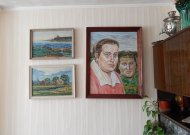 Sūnaus Lino tapyti paveikslai sukabinti jaukiuose Tamulių namuose. Kairėje - mamos portretas, nutapytas jos jubiliejaus proga.