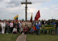 Jubiliejiniame Baltijos kelio minėjime dalyvavo gausus būrys kraštiečių. Nuotraukoje prie Jurbarko rajono vietą žyminčio šešių metrų aukščio kryžiaus.