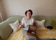 Jurbarkietė Ludmila Stepanova namuose saugo močiute vadintos Juzefos Gepnerienės asmeninius daiktus. Rankoje laiko taurę, iš kurios ponia Juzefa gerdavo raudonąjį vyną.