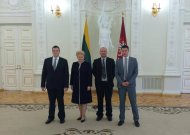 Jurbarko Antano Giedraičio-Giedriaus gimnazijos vienuoliktokas Tadas Meškauskas (kairėje) Prezidentūroje buvo pagerbtas kartu su savo istorijos mokytoju Jonu Laurinaičiu ir Simonu Mikšiu (dešinėje), šiuo metu Vilniaus universitete studijuojančiu teisę.