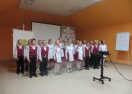 Mokyklos pradinukai dainuoja lietuvių liaudies dainą „Du broliukai“.