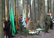 Su bunkeryje besislapstančių žmonių likimu supažindino Jurbarko Petro Paulaičio šaulių I-osios kuopos vadas atsargos majoras Algirdas Genys (nuotr. dešinėje su karine uniforma).