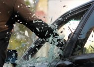 Išdaužė automobilio langus