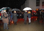 Pliaupiantis lietus jurbarkiečių neišgąsdino – paminėti Sausio 13-ąją susirinko didelis būrys žmonių.