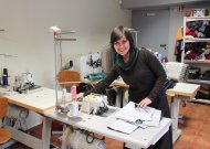 „Labai myliu žmones. Atrodo, kad dėl jų padaryčiau viską, kad tik jie būtų laimingi“, – sako D. Klapatauskienė. Savo studijoje dizainerė visus ir visada pasitinka su plačia šypsena.