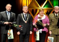 Nuotraukoje (iš kairės) šventinio renginio metu ženklu „Už nuopelnus Jurbarko kraštui“ apdovanotas Jurbarko teniso klubo prezidentas Remigijus Brazaitis, apdovanojimus įteikęs Jurbarko savivaldybės meras Ričardas Juška, taip pat apdovanoti – rašytoja Violeta Šoblinskaitė ir atsargos karininkas Algirdas Genys.