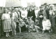 Maironio tėviškėje su Jurbarko Sąjūdžio aktyvistais. D. Samienė trečia iš kairės.