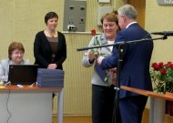 Kadras iš paskutinio Jurbarko rajono savivaldybės senosios kadencijos tarybos posėdžio - liberalų sąjūdžio meras R.Juška dėkoja A.Kurienei už darbą bei prisiminimui dovanoja nuotraukų albumą