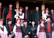 Vyresniųjų kolektyvas 2010 m. Rumšiškėse. Nemažai jo narių šoka „Nemunėlyje“ nuo pat pirmųjų įkūrimo dienų – jau 25-erius metus.