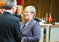 Naujasis meras S.Mockevičus sveikina V.Rekešienę, kuri nuo gegužės 4 dienos eis administracijos direktorės pareigas.