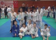 Jaunesniųjų berniukų ir mergaičių komanda kartu su treneriu V. Paukščiu