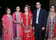 Simona Urbaitė-Memon (viduryje) su savo vyru pakistaniečiu Ali Memon ir jo artimaisiais po vestuvių ceremonijos.