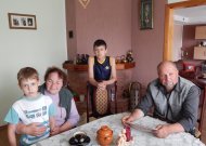 Jaukiame šeimos name telpa net trys kartos. Nuotraukoje seneliai Genovaitė ir Jonas su anūkais Giedriumi (kairėje) ir Gražvydu.