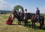 „Man mano miestas pats gražiausias ir mylimiausias. Esu grynų gryniausia jurbarkietė. Kaip čia gražu – gamta, pats miestas, sutvarkytos pakrantės – ir tiek veiklos. Ir sportinės, ir kultūrinės – tik reikia norėti veikti“, – sako Giedrė Vasilijevaitė (nuotraukoje – ant žirgo).