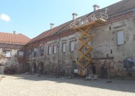 Panemunės pilies pietiniame korpuse jau pluša "Virmalda" statybininkai.