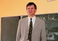 Šilutiškis Jonas Jaunius fizikos mokytoju Naujamiesčio pagrindinėje mokykloje praėjusiais metais dirbo tik du mėnesius. Jis išvyko mokytojauti į Šilutės rajono Gardamo pagrindinę mokyklą. Anot jo, pasirinko ten, kur patogiau. Važinėti ir dirbti dideliu krūviu Jurbarke jam buvo per sunku.