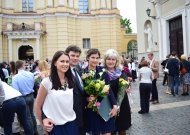 Sesuo Simona (pirma iš kairės) ir tėvai sveikina Kamilę (antra iš dešinės), baigusią Vilniaus universitete medicinos studijas.