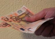 Prisipažino iš darbovietės kasos „pasiskolinusi“ per 33 000 eurų