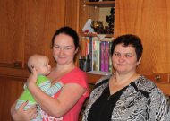 Po vienu stogu puikiai sutaria dvi ūkininkės – Vitalė Zubrickienė ir jos marti jaunoji ūkininkė Ilona. Galbūt ateityje jų pėdomis paseks ir dviejų mėnesių Raselė, saugiai įsitaisiusi ant mamos rankų.