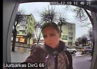Policija prašo pagalbos atpažįstant galimai pinigus pasisavinusią moterį