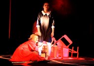 Premjeriniame spektaklyje - girtuoklės motinos ir jos vaikų tragedija (5 video)