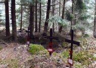 Juoduoju archeologu vadinamas viešvilietis karių palaikus radęs, juos perlaidojęs ir pastatęs paminklų 2011, 2014 metais. Tačiau policijai apie rastus karių palaikus policijai dabar pranešė pirmą kartą..