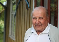 Belaukiant Joninių. Pikelių kaimo 86 metų Jono Survilo pasveikinti su Joninėmis atvažiuos dvi dukros, anūkai ir proanūkiai. Viena anūkė, gyvenanti Anglijoje, pas senelį atvažiuos vėliau, liepą.