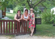 Šiltą vasaros popietę susitikio trys kalnėniškės – čia gyvenanti Vilė Lekavičienė, jos sesuo Dana Šimulynienė ir Birutė Narbutaitė, gyvenančios Jurbarke.
