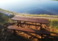 Jurbarkiečio dovana: sumeistravo bei ties Greičių karjeru pastatė suoliuką ir stalą