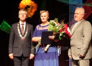 Garbingiausiu savivaldybės pagarbos ženklu apdovanota vienintelė Eržvilko gimnazijos direktorė B.Genienė.