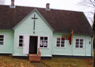 GRICIAI: po vienu stogu – koplyčia ir rinkimų apylinkė