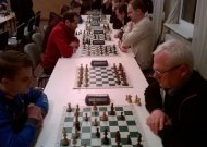 Jaunieji šachmatininkai Vilkaviškyje nenusileido suaugusiems žaidėjams (antrąją vietą turnyre iškovojo treneris)