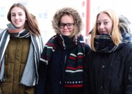 (Iš kairės į dešinę) Gimnazistės Kotryna, Gintarė ir Deimantė yra tos pačios nuomonės, kad šią datą reikia minėti. „Nes tai yra istorijos dalis. Be šios dienos nebūtų ir mūsų“, - sako jos.