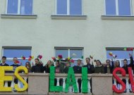Kovo 11-oji. Jurbarko kraštas jau švenčia laisvę. Gimnazijoje - linksma fotosesija