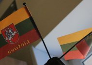 Kurčiais prisistatantys vaikinai tokias vėliavėles už 5 eurus dalino ir Jurbarko miesto gatvėse.