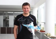 49 metų jurbarkietis Remigijus Tamošaitis su rusišku Su-39, kurį Remigijus yra realiai matęs, čiupinėjęs atlikdamas karinę tarnybą Ukrainoje.