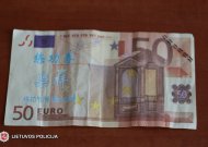 Netikras pinigas. Štai tokį suvenyrinį pinigą (šiuo atveju – su kinų rašmenimis) neatsargūs žmonės gali įsidėti į savo piniginę.