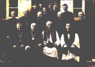 Almos Puidokaitės archyve išsaugota nežinomo autoriaus nuotrauka. T. Matulionis sėdi antras iš dešinės.