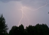 Audros metu negalima artintis prie elektros tinklo įrenginių: keturi svarbiausi patarimai