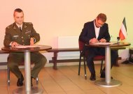 Sutartį pasirašo štabo viršininkas mjr. Vilius Zagurskis ir kultūros centro direktorius Arvydas Griškus