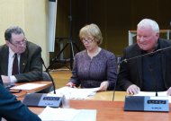 Raudonės pagrindinės mokyklos direktorius V. Staponas (dešinėje)vietiniams politikams pranešė, kad Raudonėje nebeliks ir pradinės mokyklos, nes nėra vaikų.
