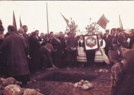 Pamatinių akmenų, skirtų Lietuvos valstybės atkūrimo 10-mečiui, šventinimas. Tikėtina, kad ši vieta vadinta Nepriklausomybės sodu, dabar neoficialiai – Vytauto parku. Kraštotyrininkės Almos Puidokaitės archyvo nuotraukos