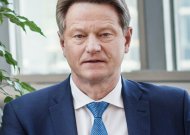 R. Paksas. Virtualus švenčių šurmulys prieš realią gyvenimo kasdienybę