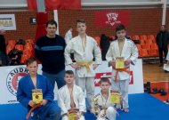 Stovi iš kairės į dešinę: V.Paukštis, Eimis Majauskas ir Paulius Margelis. Klūpi iš kairės į dešinę: Nojus Girdžius, Ernestas Snudaitis ir Svajūnas Kondratavičius.