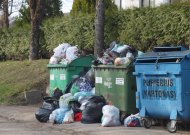 Jurbarkiečius papiktino šiukšlių perpildyti konteineriai