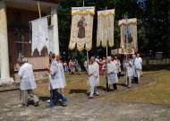 Procesijoje nešamas Šventasis Sakramentas ir bažnytinės vėliavos. Viena iš jų skirta bažnyčios globėjui Šv. Antanui.