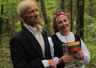 Du bunkerio prižiūrėtojai - A. Puišys ir L. Lukošienė.