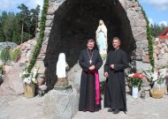 Atlaidus aukojo vyskupas augziliaras Darius Trijonis (kairėje), kurį Viešvilės klebonas Kęstutis Pajaujis pristatė kaip savo antros kartos pusbrolį.
