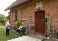 Svečiuose Žardelių kaime. Taip atrodė tipinis vokiečių girininkijos pastatas – virš durų iki šiol išlikusi lentelė su vokiškais užrašais. Tais laikais čia gyveno girininkas su šeima, tiesiog fioršteriu vadinamas.