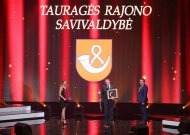 Tauragės rajono meras atsiima apdovanojimą už verslumo skatinimą.